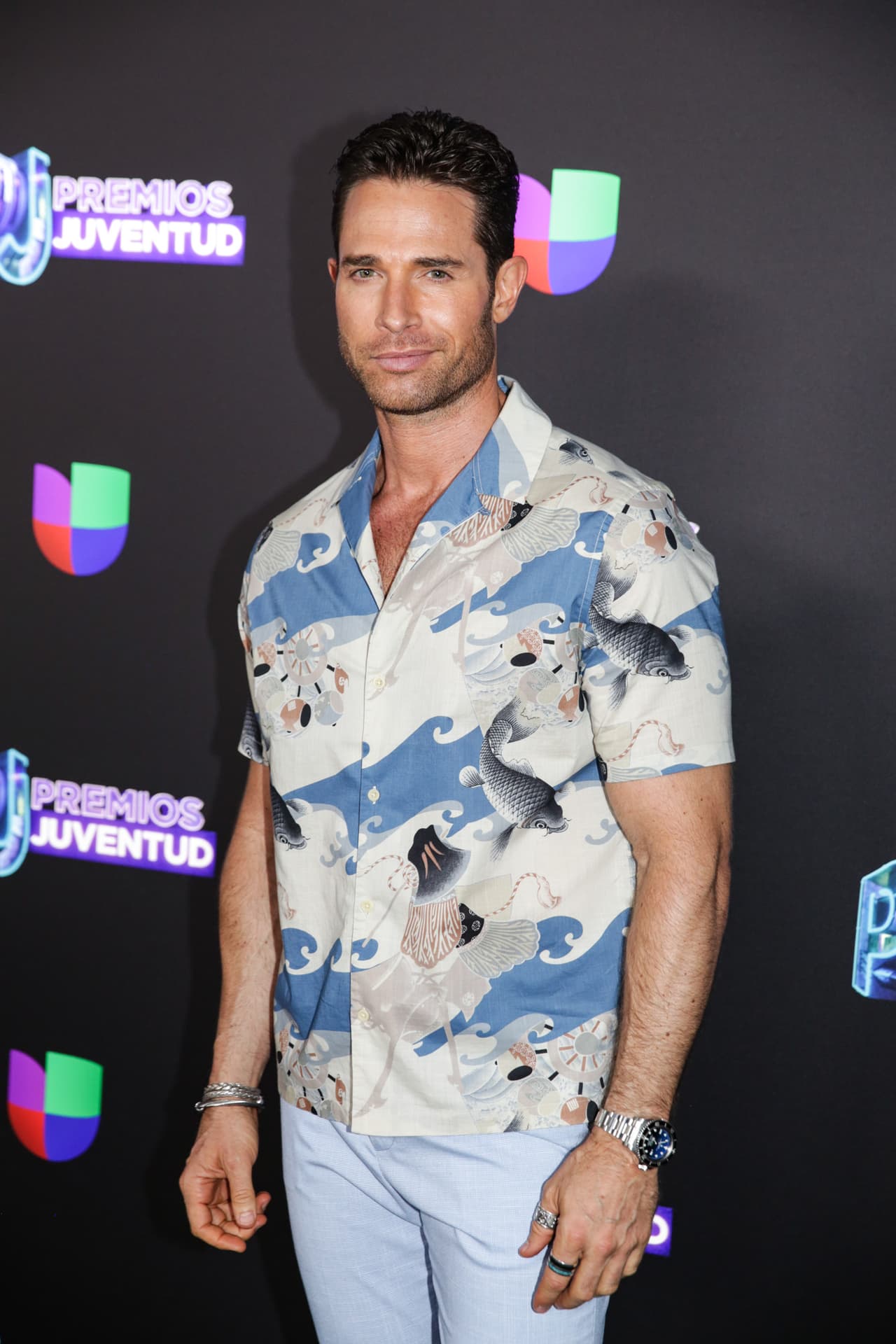 Sebastián Rulli con un look muy playero, el ideal para esta fiesta veraniega.