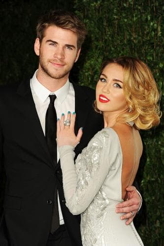 Miley Cyrus y Liam Hemsworth comenzaron su historia de amor desde 2009, cuando grababan la película ‘La última canción’ y Liam Hemsworth era su pareja romántica. En aquel tiempo ella tenía 16 años y él 19.