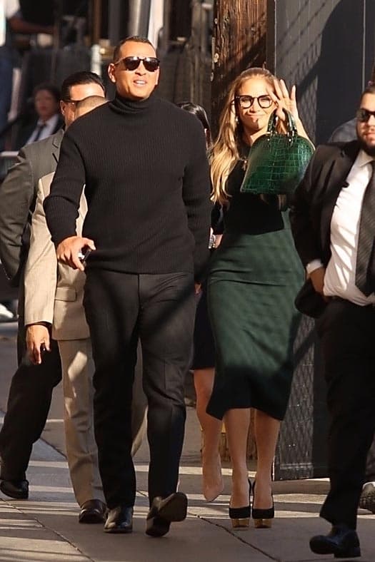 Así es como JLo utiliza a su favor los accesorios para complementar su outfit.