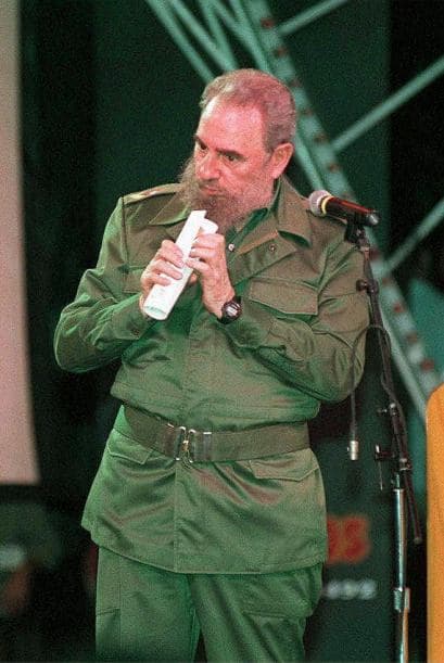 22 de octubre: Para desmentir los rumores sobre la salud del ex mandatario, el portal oficialista Cubadebate publicó nueve fotografías de Castro.