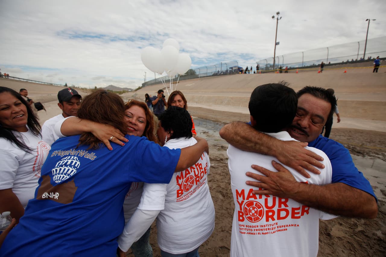 El evento fue organizado por dos organizaciones proinmigrantes y fue vigilado por agentes fronterizos desde ambos lados.
