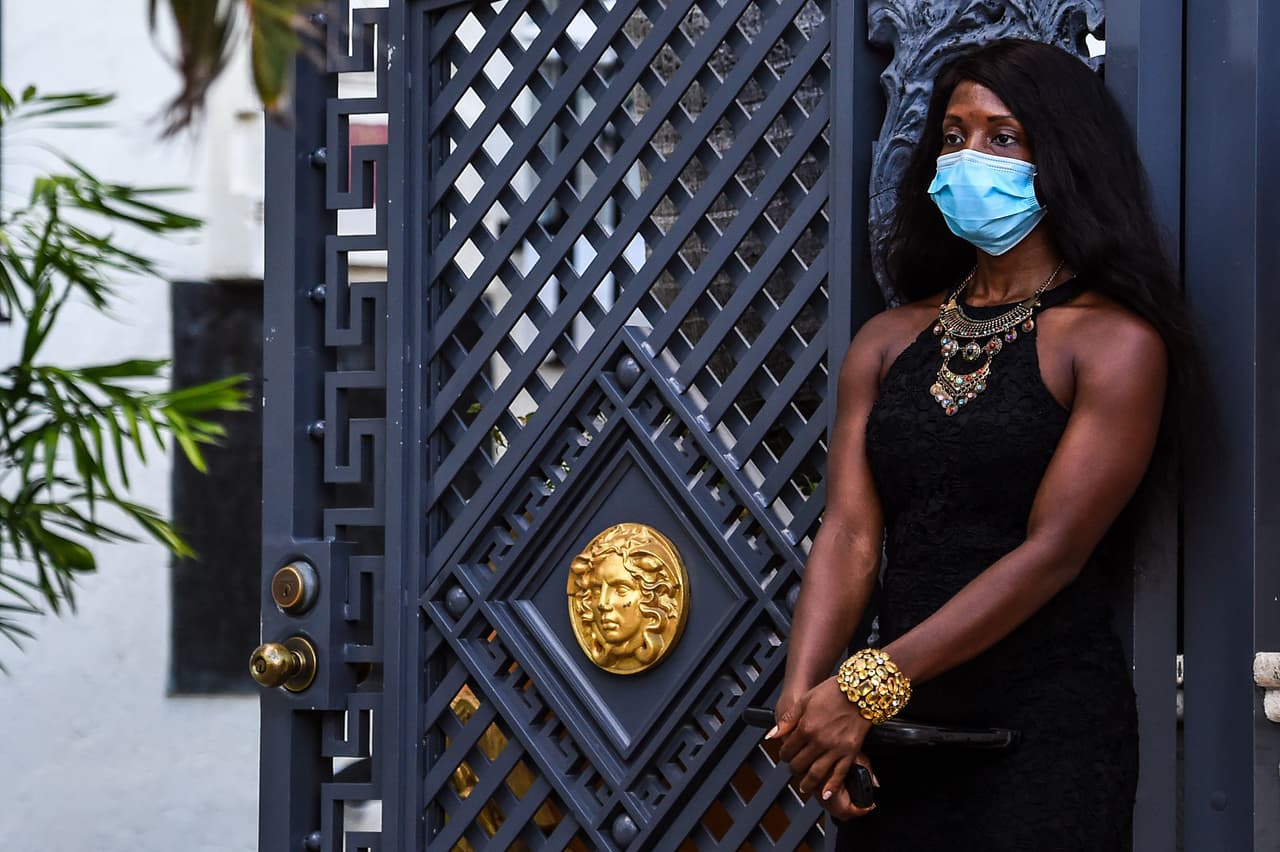 "Lo más rápido que cumplan con estas reglas, lo más rápido que podremos volver a la normalidad y a que nuestra economía vuelva a andar", agregó Gimenez.