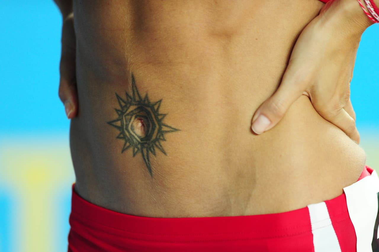 <b>Cuando el tejido que normalmente está dentro del <a href="https://www.univision.com/noticias/salud-infantil/a-este-bebe-con-espina-bifida-lo-operaron-antes-de-nacer-y-practicamente-sin-abrir-el-utero">útero</a> crece fuera de este órgano</b> hablamos de endometriosis. Este tejido puede aparecer en los ovarios, las trompas de Falopio, los intestinos o la vejiga y, en raras ocasiones, en otras partes del cuerpo.