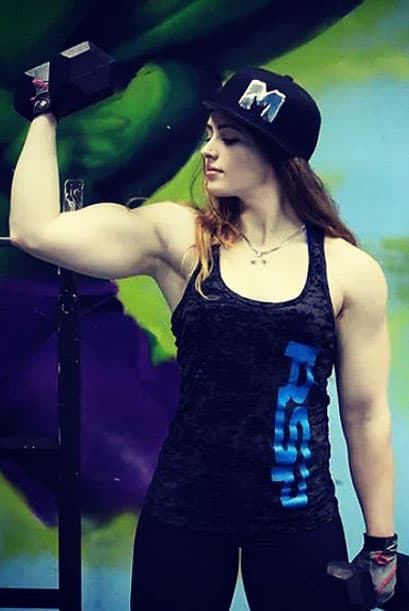 Muchos pensarán que al ser una chica musculosa, no puede ser femenina.