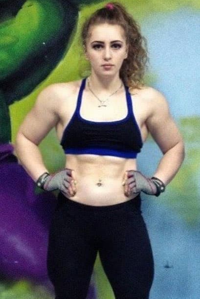 Julia se ha encargado de desmentir esto, pues como verán es tan femenina como cualquier chica.