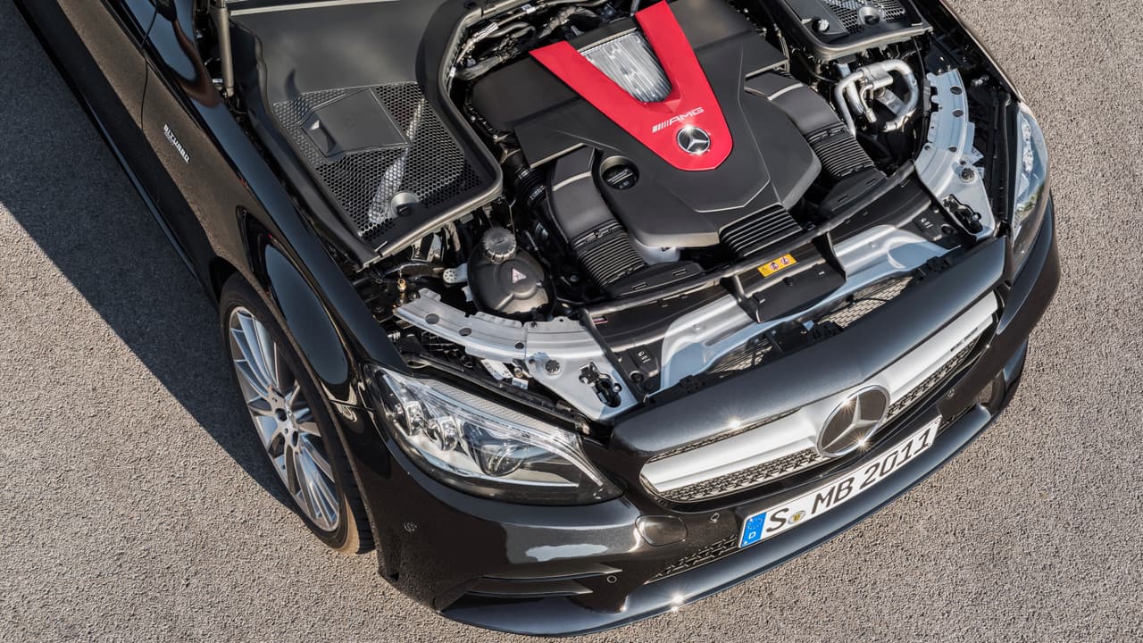 Bajo es capó del Mercedes-AMG C43 2019 conseguimos el mismo motor V6 biturbo de 3.0 litros que en el modelo 2019. Sin embargo esta nueva versión es capaz de desarrollar 385 caballos de fuerza, 23 caballos más que en el modelo 2018. La misma transmisión automática AMG SPEEDSHIFT TCT de 9 velocidades y el sistema de tracción integral 4MATIC de inclinación trasera que encontramos en el modelo anterior, subsisten en la nueva versión. La velocidad máxima está limitada a 130 millas por hora.
