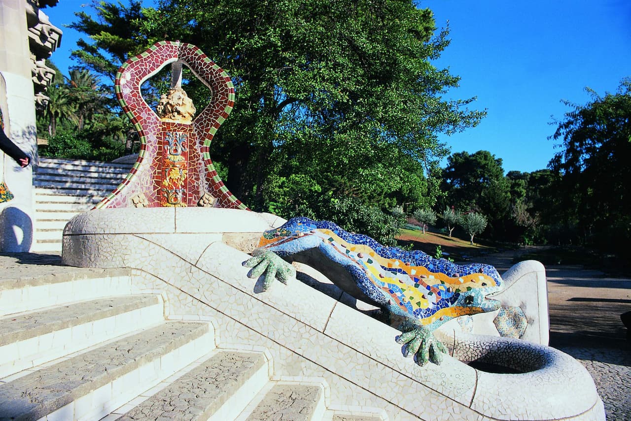 The entrance to Park Güell features this mosaic salamander, known as "el drac" (the dragon).
<br>