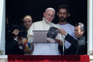 Pulsando sobre la pantalla de la tableta, como se pudo ver en la transmisión televisiva del momento, el papa declaró haberse inscrito para la JMJ 2016 como "primer peregrino" al evento.