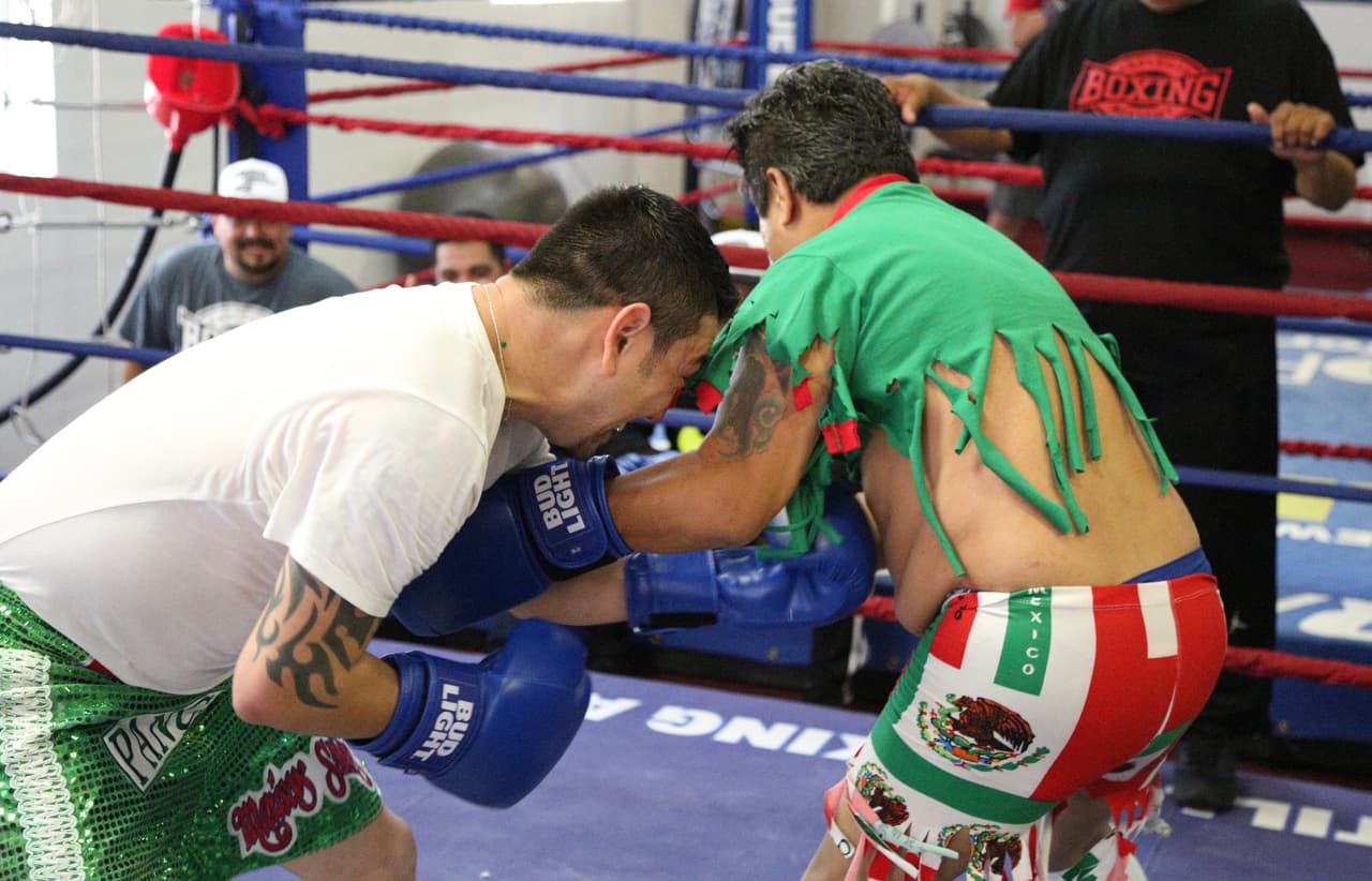 Así pagó la apuesta El Feo a Raúl 'El Pelón' después de la derrota de Julio César Chávez Jr.