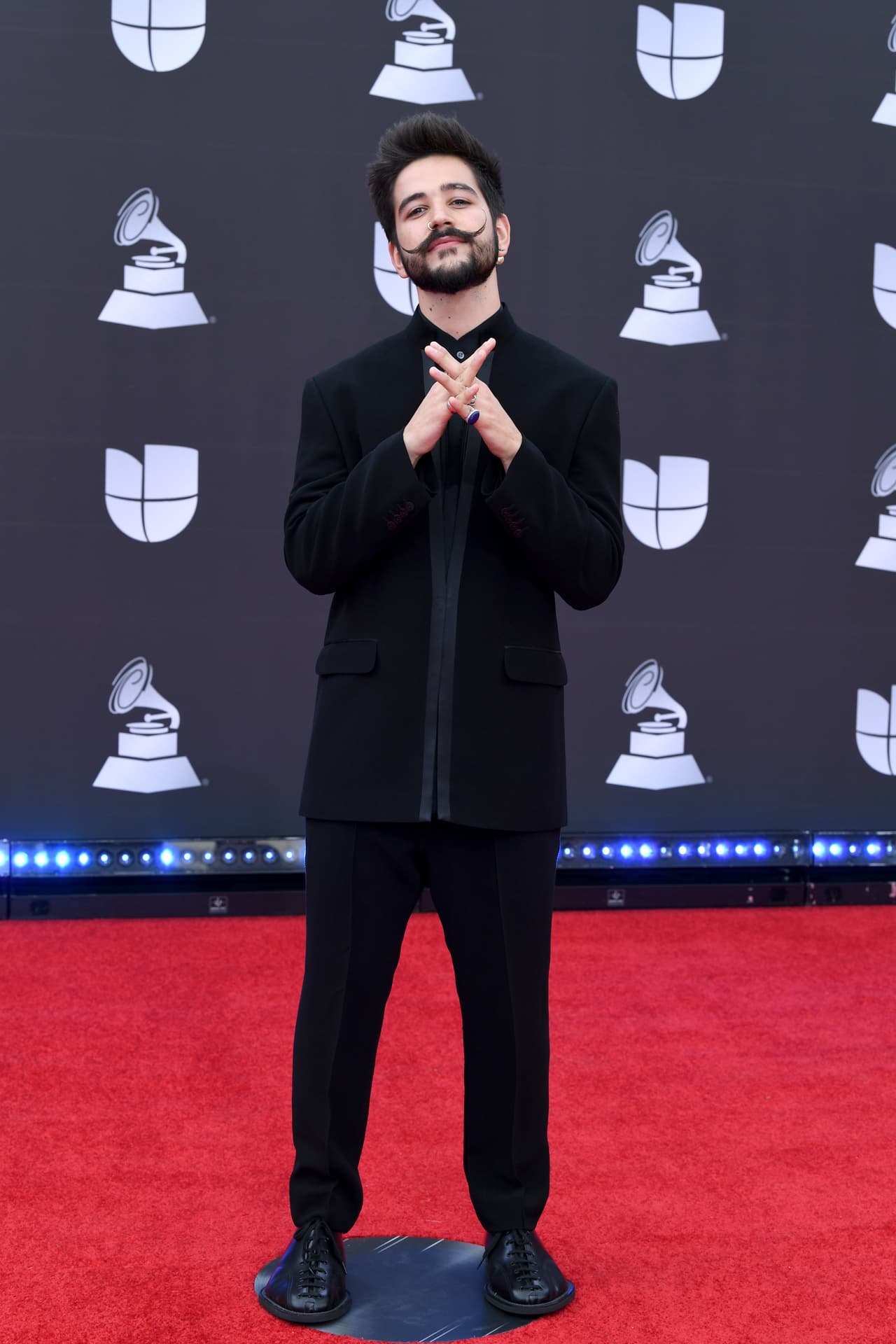 El cantante Camilo así desfiló por la alfombra roja, con un traje de Blanc de Chine.