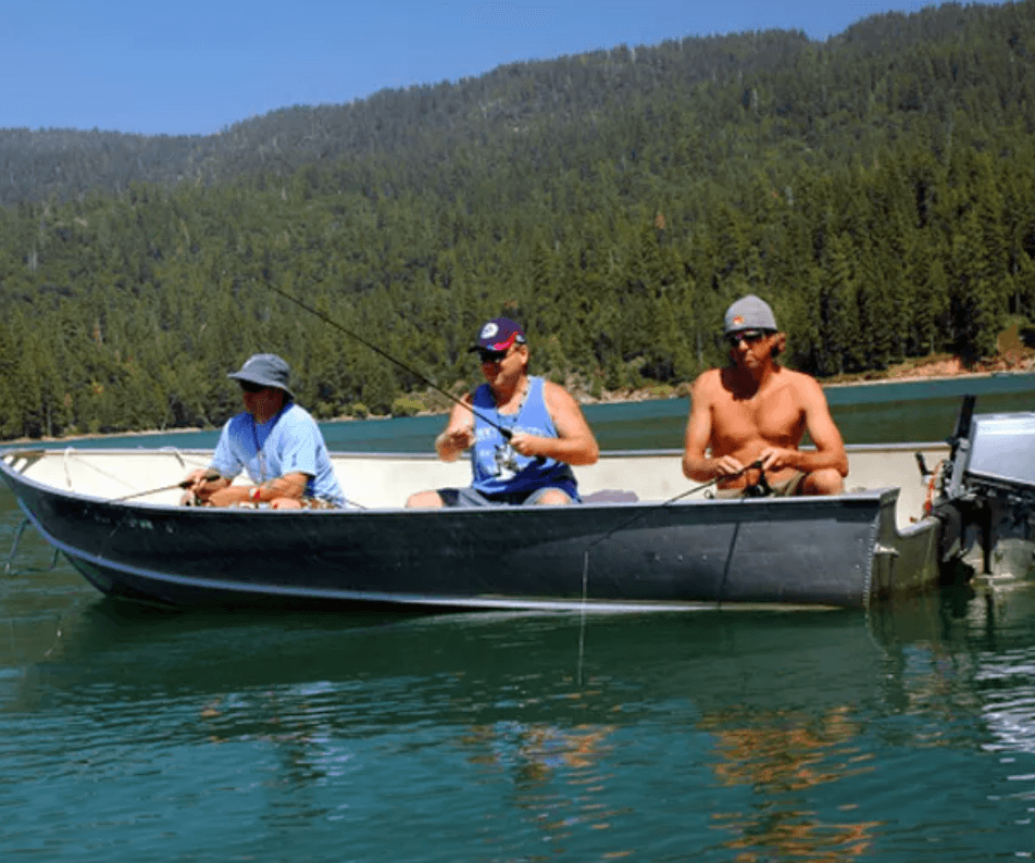 Cuenta con cinco terrenos especiales para camping con mesas y banquillos. Y 
<a href="https://www.millerslanding.com/" target="_blank">Miller Landing</a> ofrece renta de 
<b>botes, motos acuáticas y kayak. </b>También puedes intentar con la pesca de salmón kokanee, trucha, róbalo, lobinas.