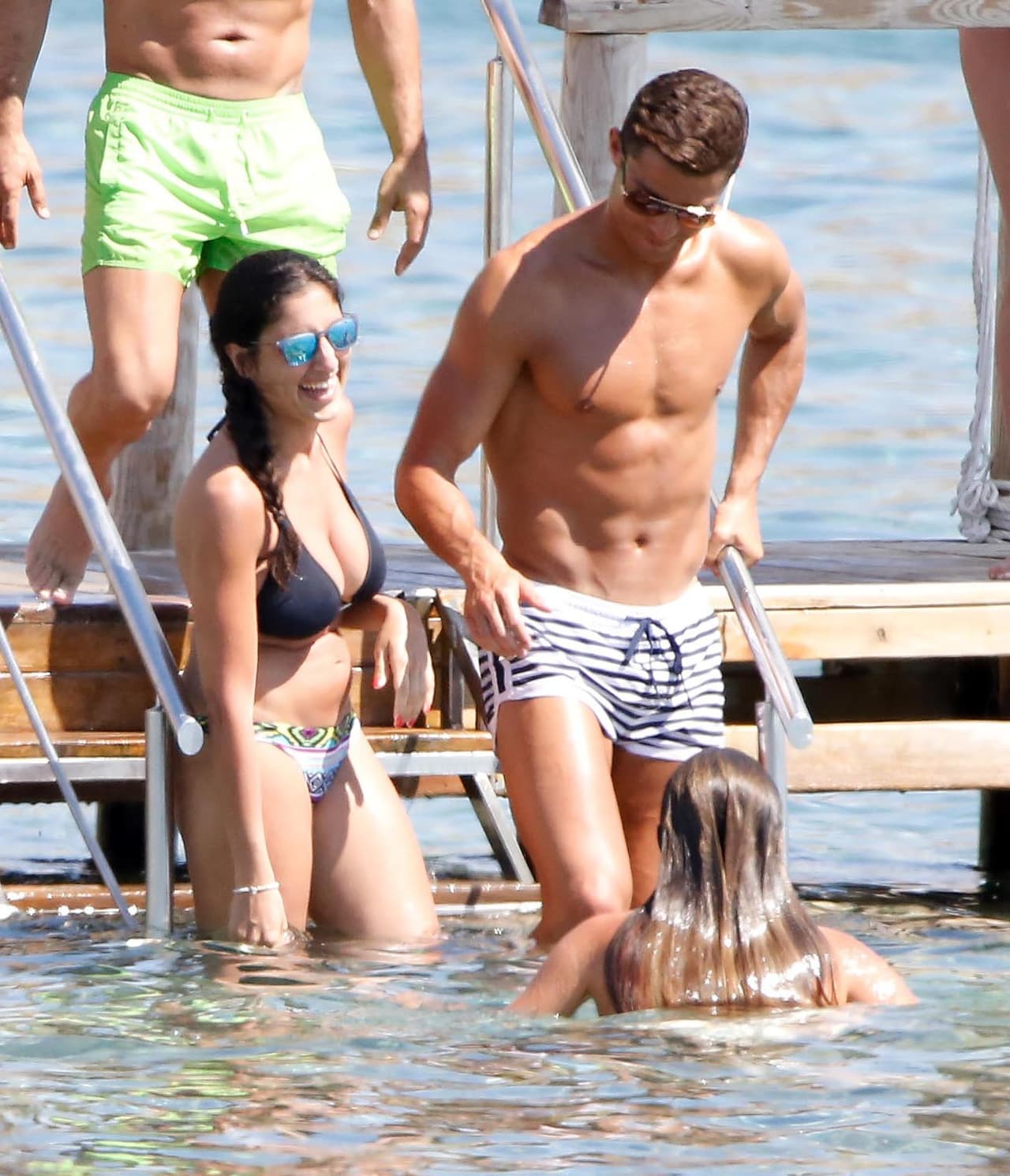 Esta vez las cámaras lo captaron nadando en el mar.