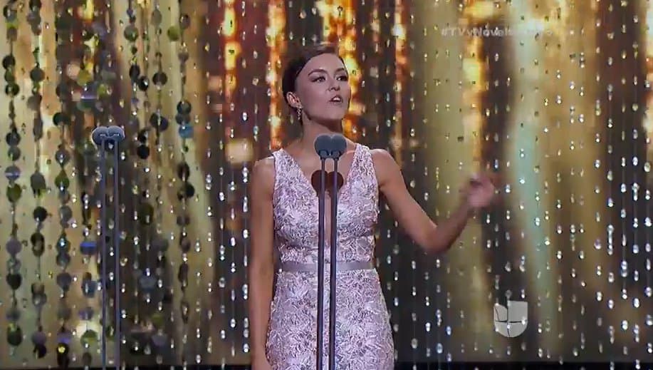 Su lindo vestido palo de rosa y encaje fue del agrado del público.