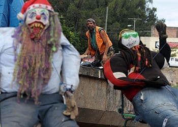 Alfredo Escobar, de 55 años, y sus cuatro amigos, que conviven junto a una niña de cuatro años -hija de uno de ellos- subieron hasta lo más alto de la planta para colgarle muñecos y otros adornos que han recogido de los basureros.