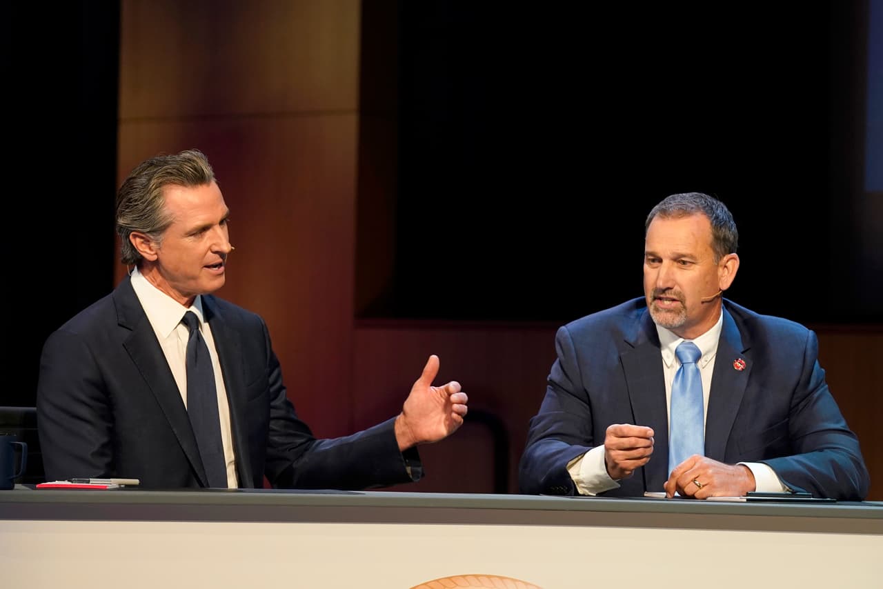 Newsom hizo la promesa durante un debate de una hora con su retador republicano, el senador estatal Brian Dahle. Este será el único debate entre los dos candidatos antes de las elecciones del 8 de noviembre. AP pronostica que Newsom gane fácilmente la reelección en noviembre, a más de un año de salir victorioso en un intento de destitución en reacción a sus políticas para manejar la pandemia del coronavirus, que incluyeron el mandato de quedarse en casa. 
<br>