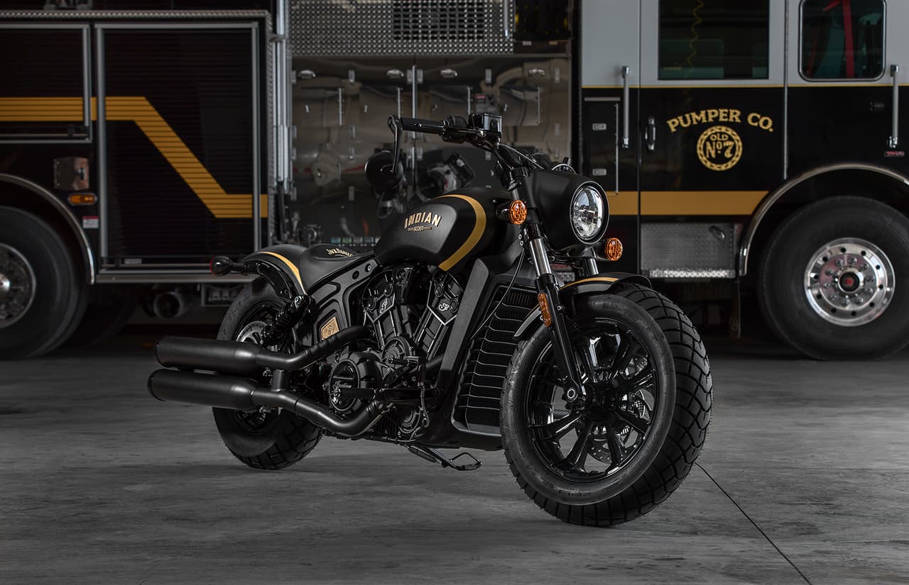 Esta edición especial está basada en una Indian Scout Bobber de 100 hp, la cual fue despojada de sus guardafangos y neumáticos originales.