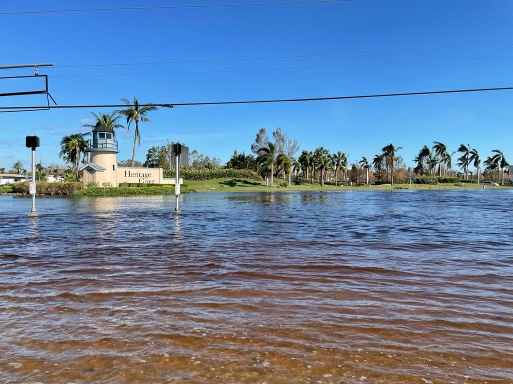 Hay zonas aún inundadas por el huracán Ian en la carretera principal que une Fort Myers y Naples. 29 de Septiembre, 2022.