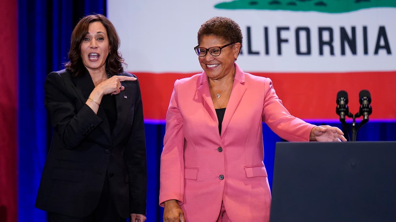 Kamala Harris respalda a Karen Bass rumbo a la reelección como alcaldesa de Los Ángeles.