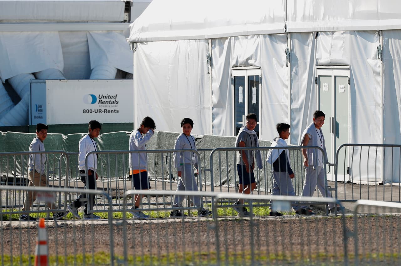Niños migrantes entran a un centro para menores no acompañados en Homestead, Florida, el 19 de febrero de 2019.