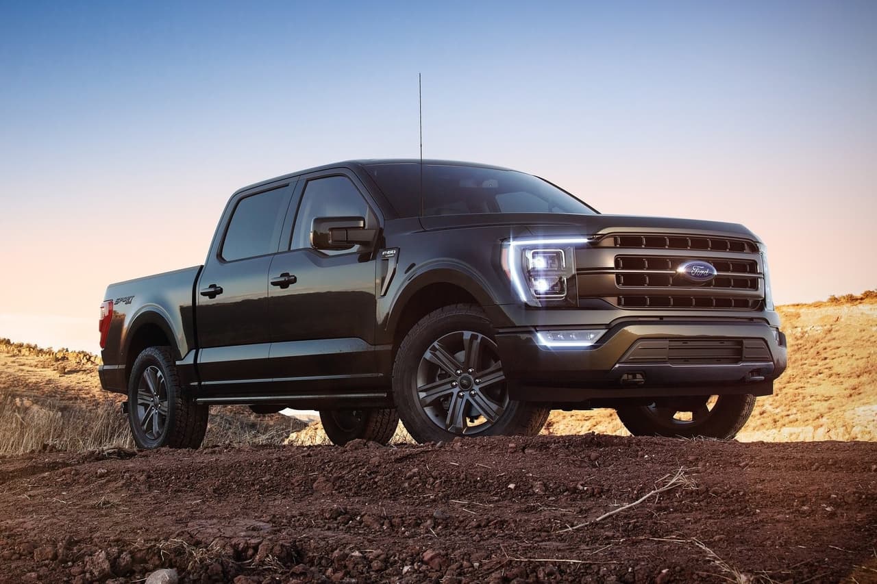 <h3 class="cms-H3-H3"><b>1. Ford F-Series</b></h3>
<br>
<br>726,004 unidades vendidas durante 2021.
<br>
<br>Comparado al 2020, las ventas de la Serie F de Ford cayeron un 8%, en gran parte debido a la escasez de microchips a nivel mundial.
<br>
<br>El portafolio de la F-150, la variante más popular de la línea, fue rediseñado recientemente y de paso incluye por primera vez una versión híbrida PowerBoost que sirvió como punta de lanza a una opción totalmente eléctrica que Ford presentó hace unos meses.