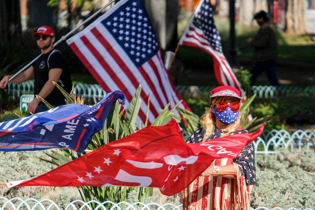 Mientras miles de personas
<a href="https://www.univision.com/local/los-angeles-kmex/un-asalto-a-la-democracia-estadounidense-leon-krauze-analiza-lo-que-esta-pasando-en-el-capitolio">irrumpieron este miércoles en el Capitolio de los Estados Unidos en Washington, DC</a>, seguidores de Trump salieron a las calles de Los Ángeles con banderas y carteles.