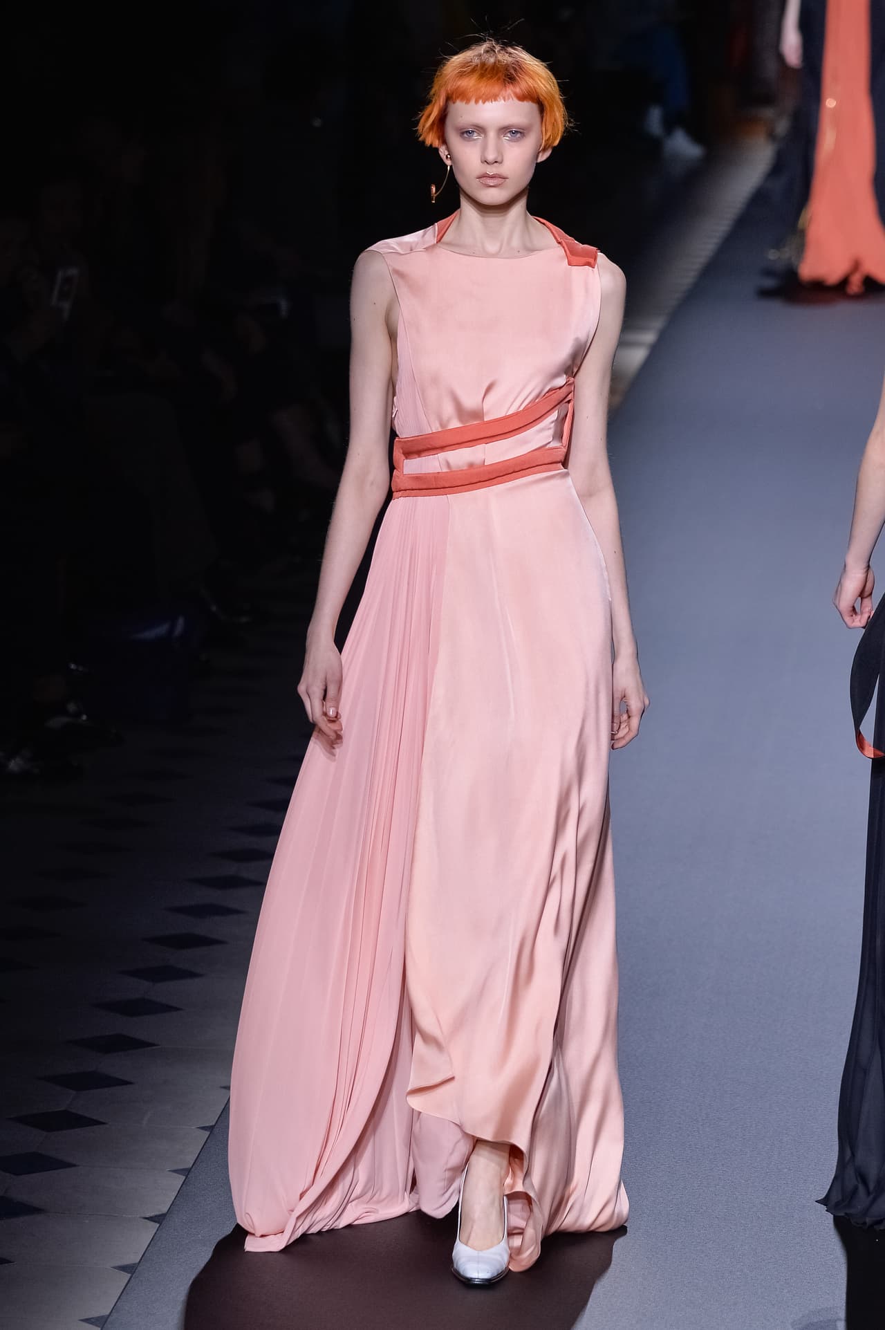 Puesto sobre la ya de por sí escultural figura de la cantaora, este numerito de tono duraznos con crema de Vionnet, de caída líquida y proporción áurea, parece haber sido creado para vestir a una diosa. O, en su defecto, a Buika, que es casi lo mismo.
<br>