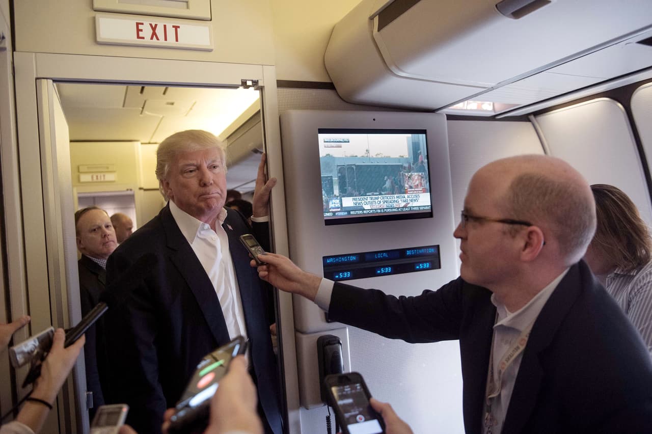 Con su rostro serio y tenso, Donald Trump dialoga con los reporteros en uno de los sectores destinados a ese fin.