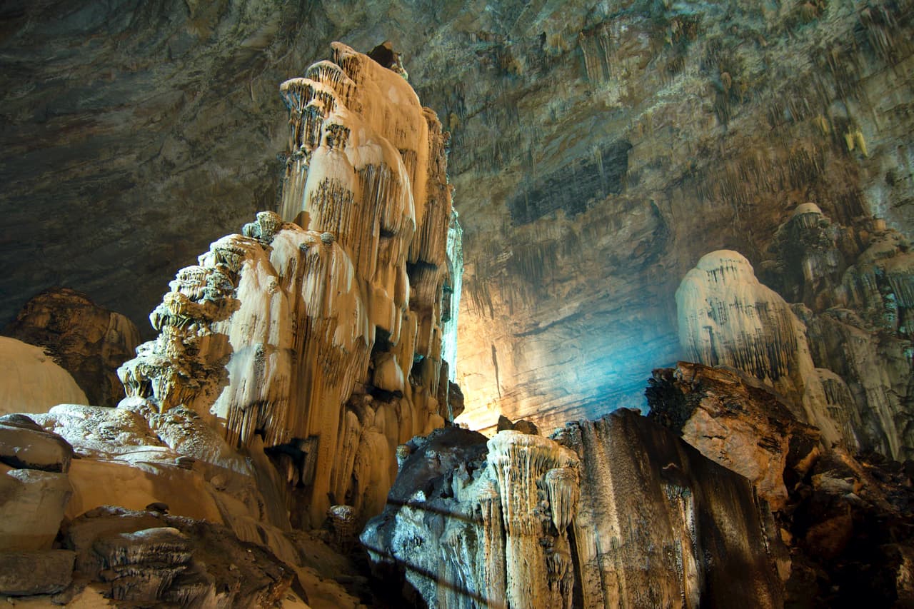 <h3 class="cms-H3-H3">Grutas de Cacahuamilpa, México</h3>
<br>
<br>Durante la época prehispánica, su interior era utilizado para ceremonias religiosas, de acuerdo con historiadores y es hogar de un parque nacional con una superficie de 1,600 hectáreas. 
<br>