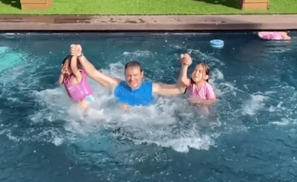 Michelle y Liam gozan el tiempo con su papá y en redes sociales vimos cómo pasaron una tarde en el agua.