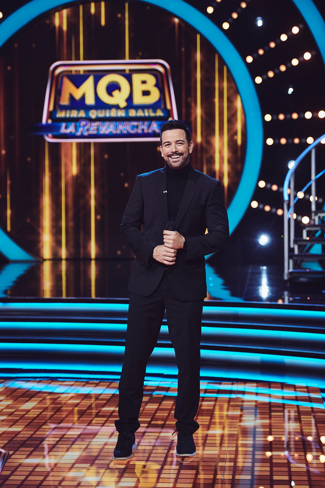 Mane de la Parra eligió un estilo sobrio y elegante para su regreso como presentador en Mira Quién Baila ¡La Revancha!.