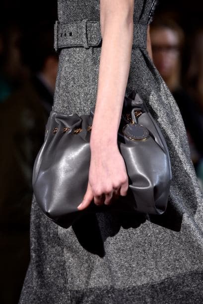 Si te gustaría llevar tus bolsos de esta manera elegante, sólo guarda la correa dentro y procura que no sean muy grandes.