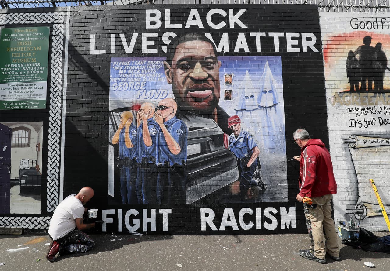 <b>Belfast, Reino Unido.</b> Los artistas Lyonsie y Micky Doc cuando finalizaban un mural que recrea la escena del momento en el que Floyd perdió la vida.