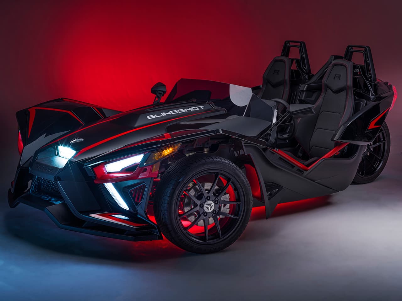 Al frente calza neumáticos 225/45R de 18 y rotores ventilados de 11.7” (298mm) de hierro fundido.