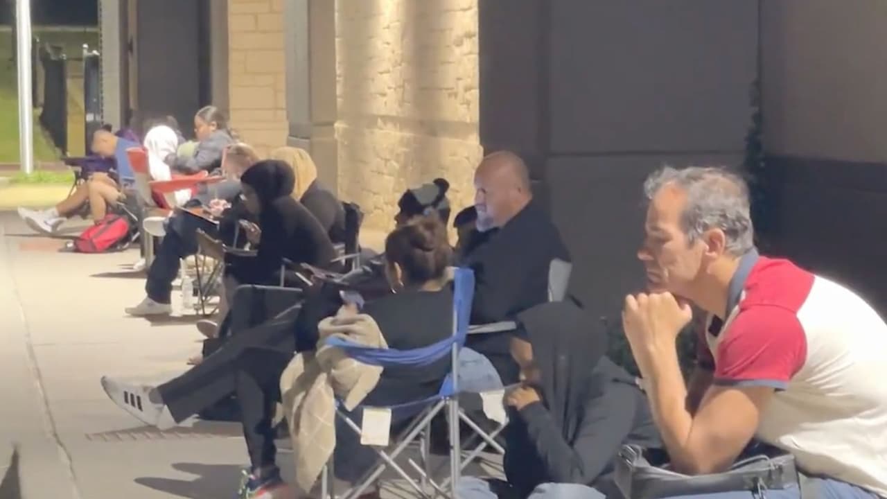 Residentes de Dallas hacen horas de fila para tramitar su licencia de conducir