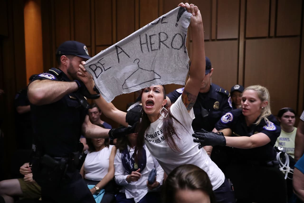 <h3 class="cms-h3-H3">Aborto, preocupación fundamental: </h3>la mayoría de los manifestantes expresó su temor de que Kavanaugh se sume a la mayoría conservadora de la Corte que eventualmente derogue Roe vs Wade, el caso que en 1973 legalizó el aborto en todo el país. El juez no fue muy firme en decir si el caso puede ser anulado y el derecho de las mujeres revocado.