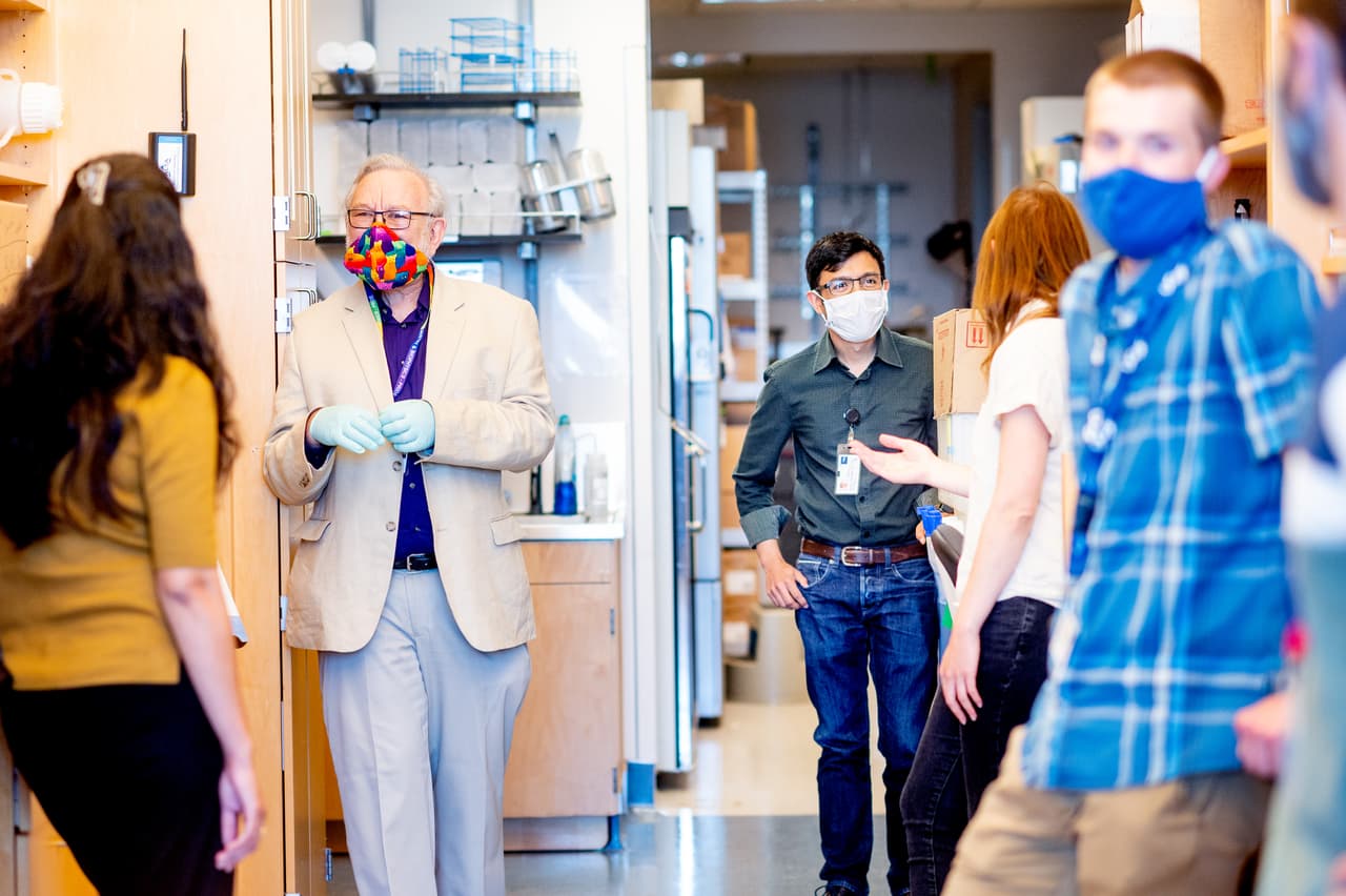 “Siendo mucho más efectivo que los equipos de protección personal (como cubrebocas, guantes y escudos faciales), vemos a AeroNabs como una forma de protección personal molecular que puede servir como un ‘parche’ importante hasta que una vacuna nos brinde una solución más permanente al covid-19”, dijo Peter Walter (a la izquierda), coinventor de la fórmula.