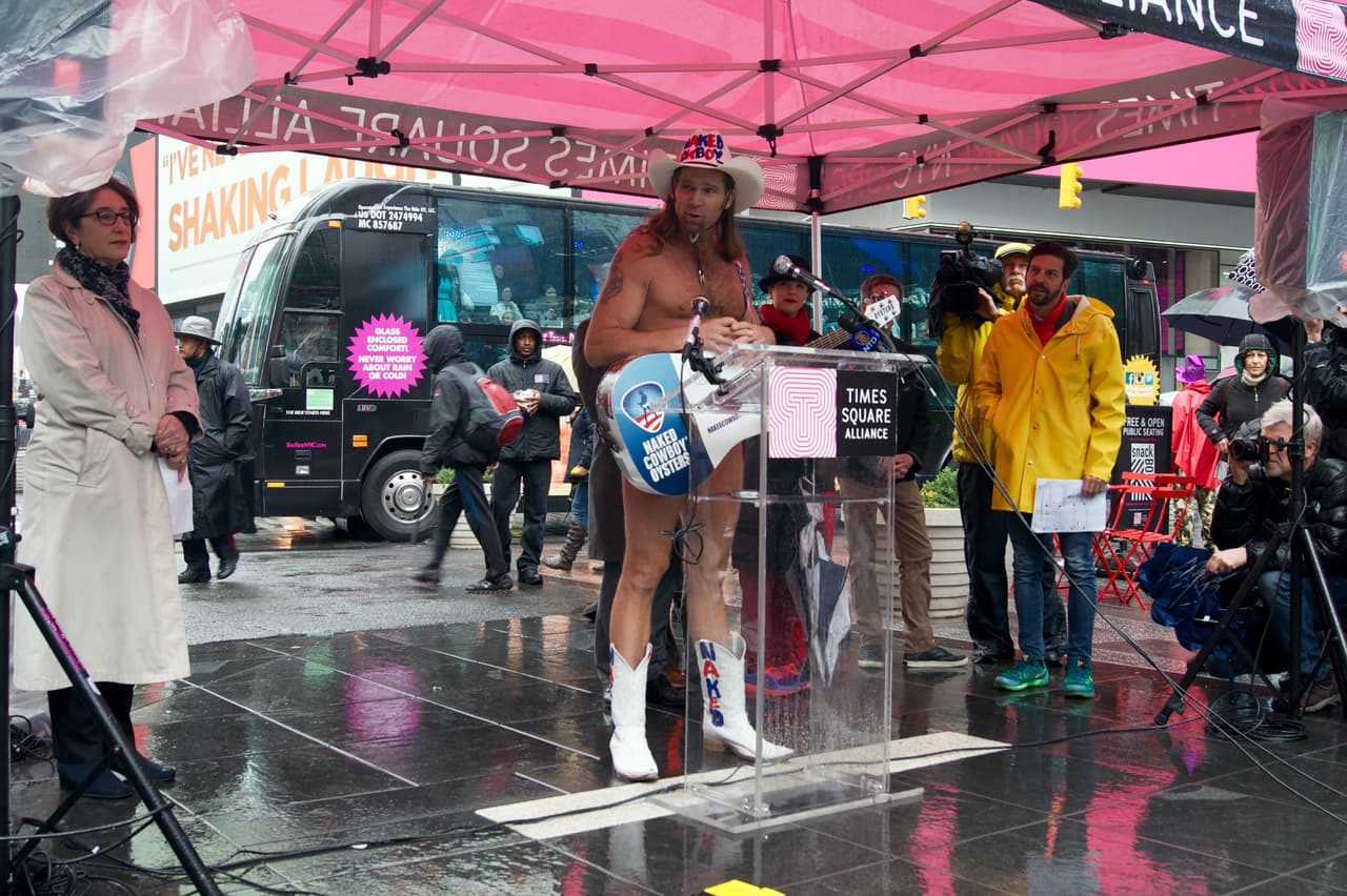 El personaje conocido como Naked Cowboy apoya el proyecto de ley.