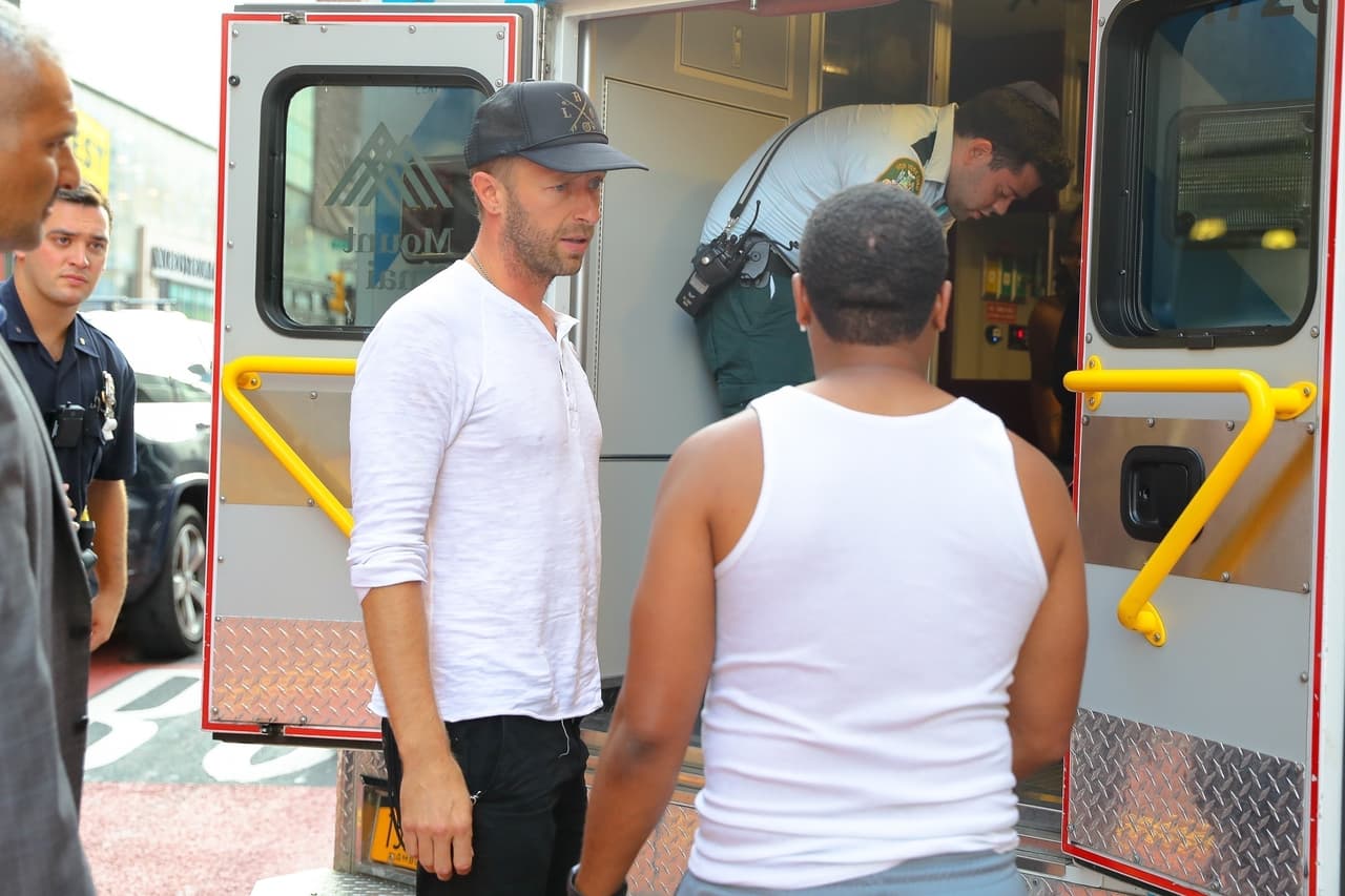 Una fuente cercana a Martin dijo a ese diario: "Chris y Dakota tienen casi dos años de historia, pero 
<b>comenzaron a separarse</b> a principios de este año. Estaba claro con la gente a su alrededor que todo había terminado, pero las cosas cambian y 
<b>se han vuelto a unir</b>".