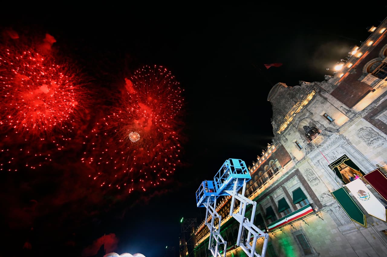 Como lo indica una tradición de larga data, 'el Grito' con el que cada año se celebra el Día de la Independencia en México se convirtió la noche del jueves en una 
<b>masiva fiesta popular en la icónica Plaza de la Constitución,</b> en la capital mexicana. El presidente Andrés Manuel López Obrador encabezó el acto oficial al cual siguieron los fuegos artificales y las presentaciones de agrupaciones musicales.