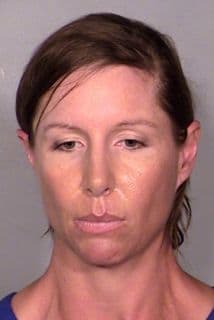 Liberaron a la mujer que lanzó un zapato a Clinton