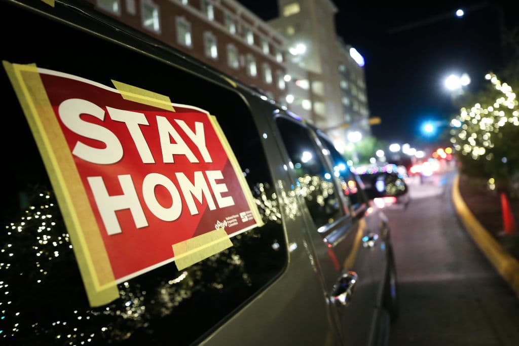 Los especialistas han advertido de que los casos 
<a href="https://www.texastribune.org/2020/11/25/texas-coronavirus-infections-record/" target="_blank">también están aumentando en el norte y oeste de Texas</a>, incluida la región rural llamada Panhandle. La situación podría llevar a las comunidades de esta región a una situación similar a la de El Paso por las largas distancias y la baja capacidad hospitalaria. 
<br>
<br>