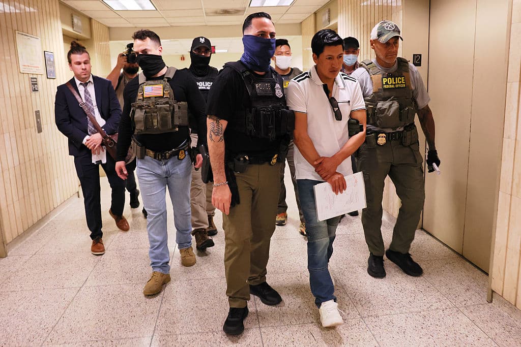 El 30 de junio de 2025, un hombre es detenido por agentes federales tras su audiencia en el Jacob K. Javitz Federal Building en Nueva York. Las detenciones, que han crecido en 38 estados según UC Berkeley, generan temor entre los inmigrantes que asisten a las cortes. (Foto por Michael M. Santiago/Getty Images)
<br>
