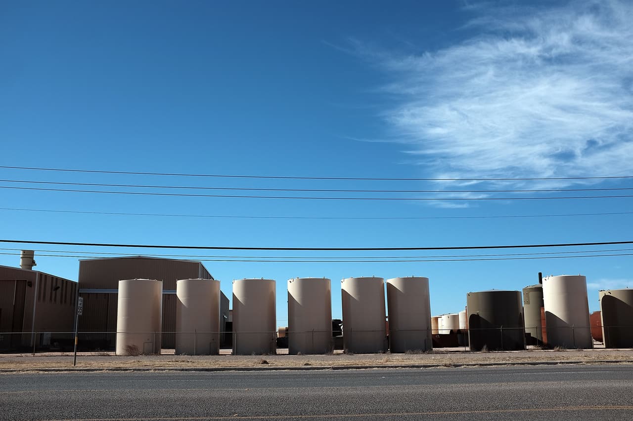 Por su parte, los contratos de gasolina para entrega en febrero, también de referencia, bajaron 1 centavo y cerraron en 1,01 dólares el galón, mientras que los de gasóleo de calefacción con vencimiento en ese mismo mes perdieron 5 centavos y terminaron en 86 centavos.