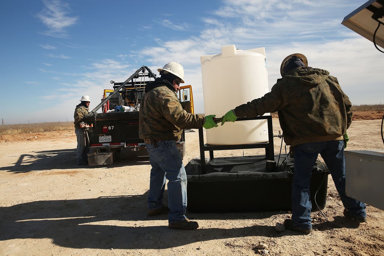 Este jueves se dio a conocer que Venezuela ha pedido una reunión ministerial extraordinaria de la Organización de Países Exportadores de Petróleo (OPEP) para este mes febrero con el objetivo de tomar medidas para frenar la caída de los precios del crudo.
