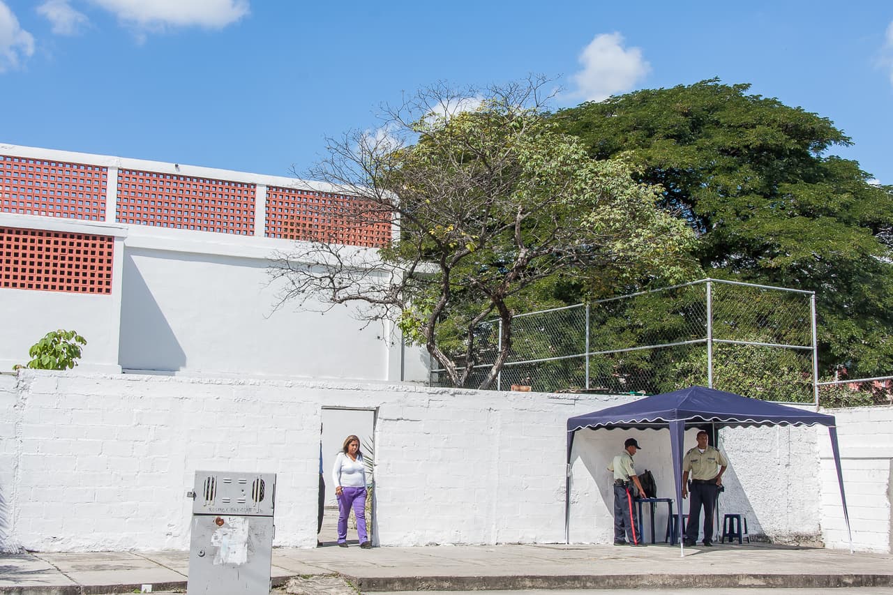 Desde que ocurrió el asesinato de la maestra, dos funcionarios de la Policía Nacional resguardan las puertas de la institución. Maestros y representantes se preguntan si la vigilancia se mantendrá con el tiempo.