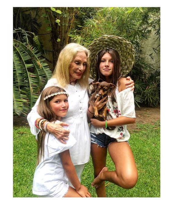 Erika Ellice Sotres Starr es el nombre real de Issabela Camil, su madre es la exmodelo estadounidense Tony Starr y su padre el empresario mexicano Armando Sotres.
<br>