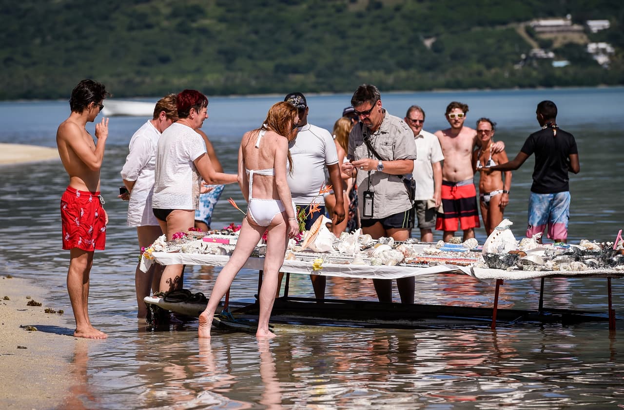 LiLo se acercó a ver un puesto a la orilla del mar.