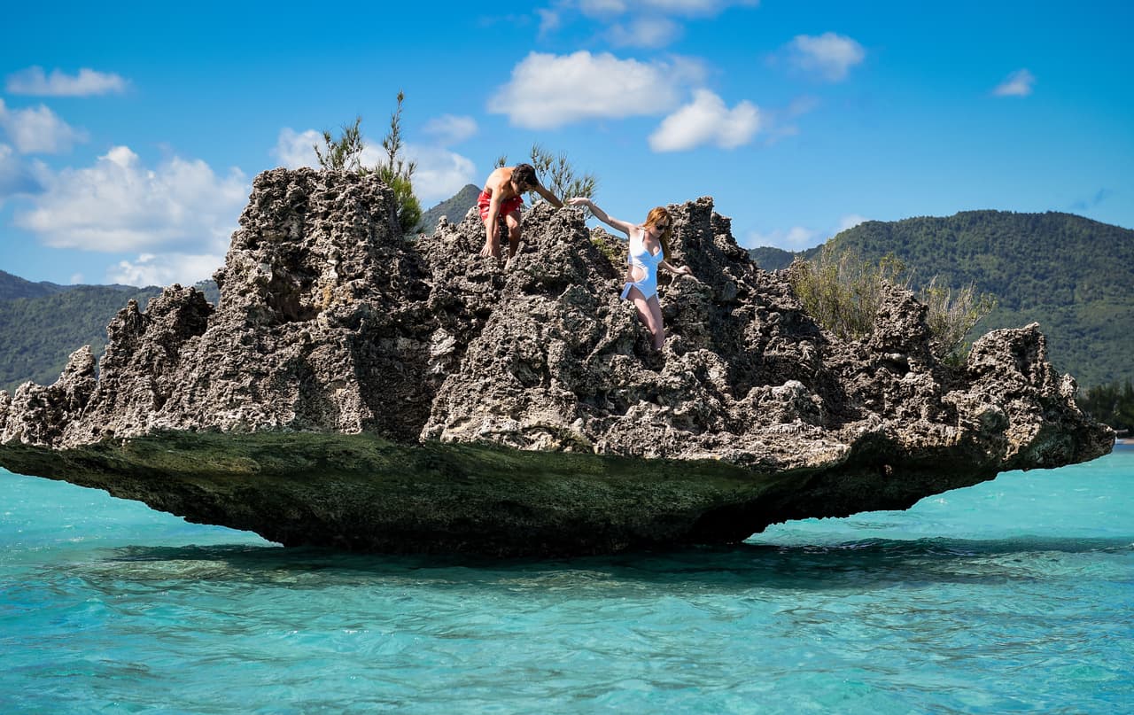 La actriz y el empresario ruso escalaron esta roca que se encuentra dentro del mar.