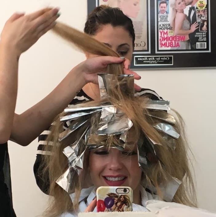 Thalía disfruta de las pequeñas cosas del día a día. Para qué esperar a mostrar cómo luce su nuevo peinado si puede fotografiarse con esos pelos.