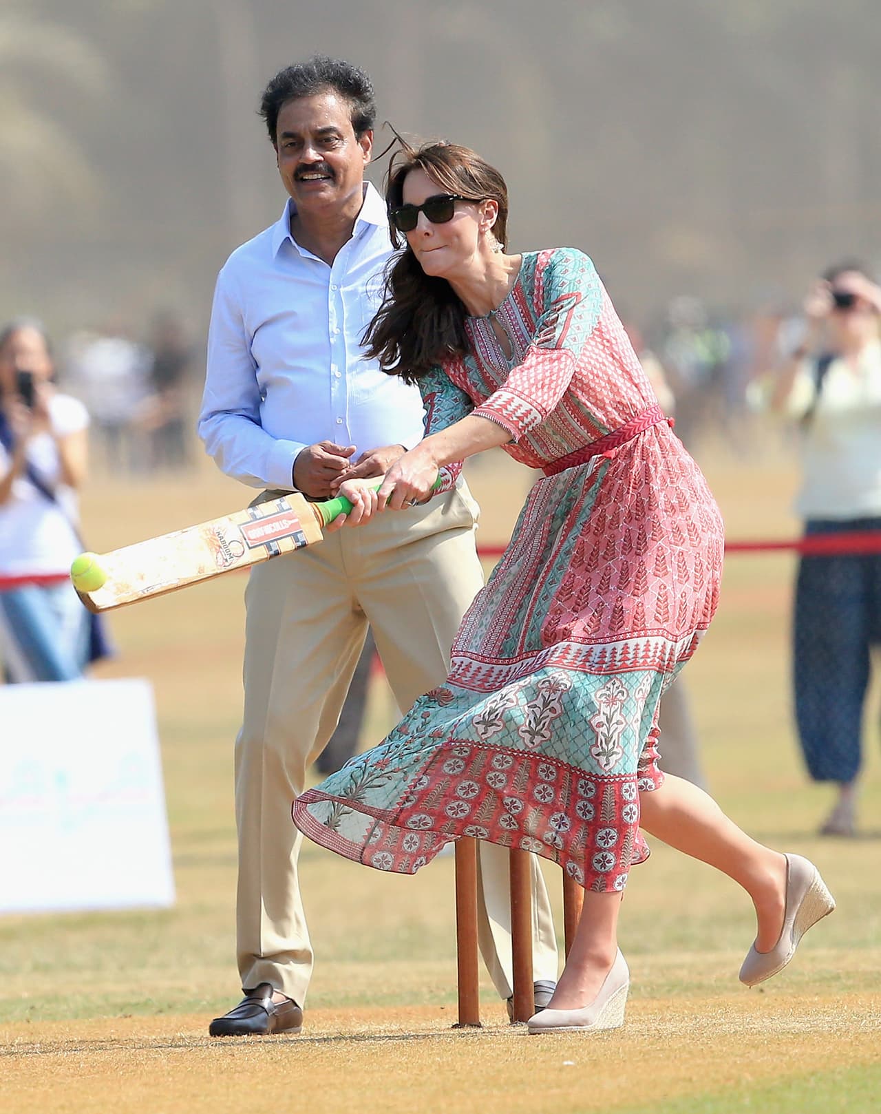 Lo mismo 
<b>juega cricket</b> en Mumbai como lo hizo en 2016 durante una visita oficial.